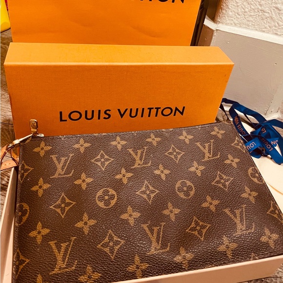 LOUIS VUITTON - Picture 4 of 5